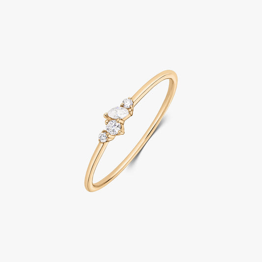 Bague Nova en or jaune 14K ornée d’un délicat ensemble de cinq diamants blancs sur un anneau fin, présentée sur fond blanc.