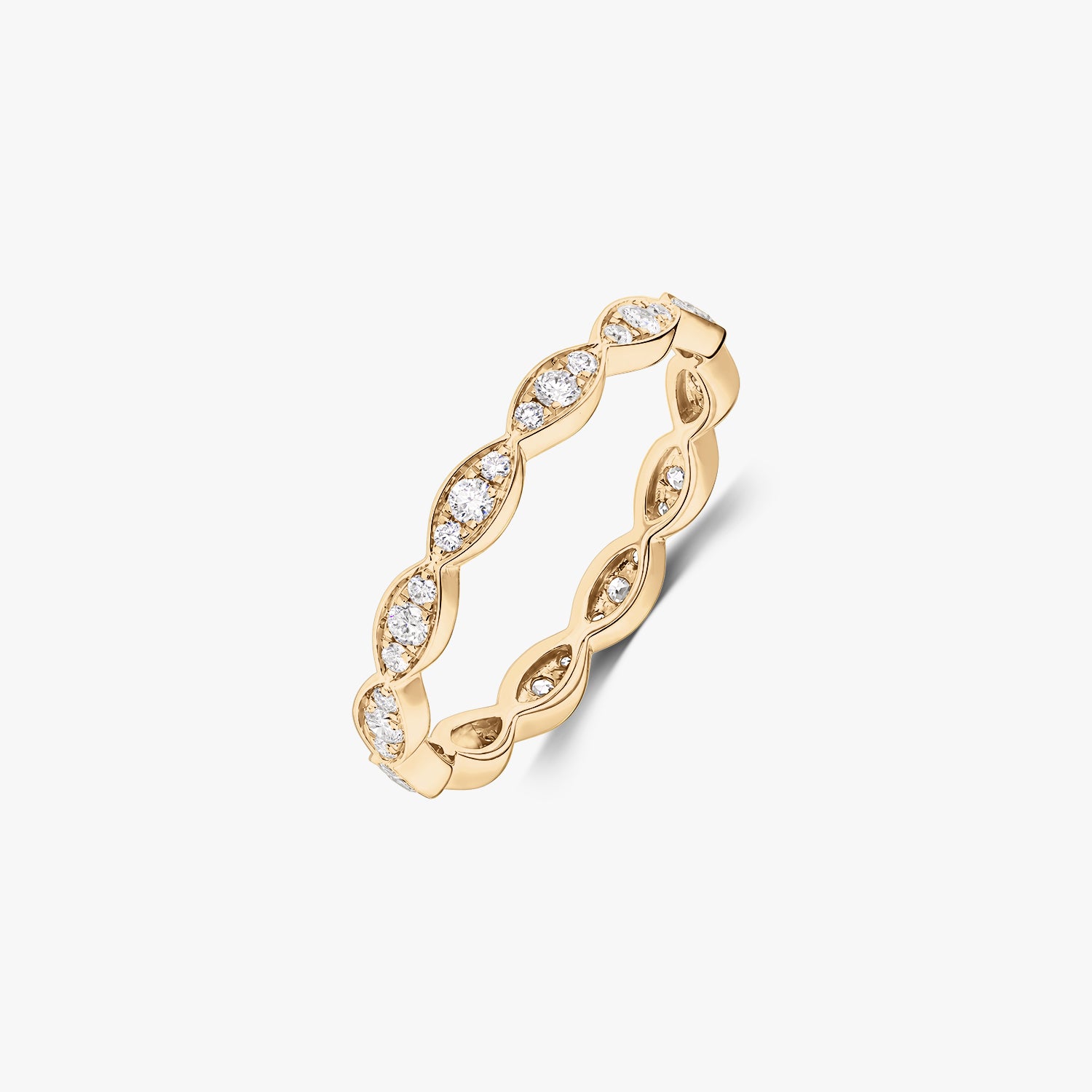 Bague Luna en or jaune 14K ornée de diamants naturels ronds, sertis dans des maillons en forme de marquise, isolée sur fond blanc.