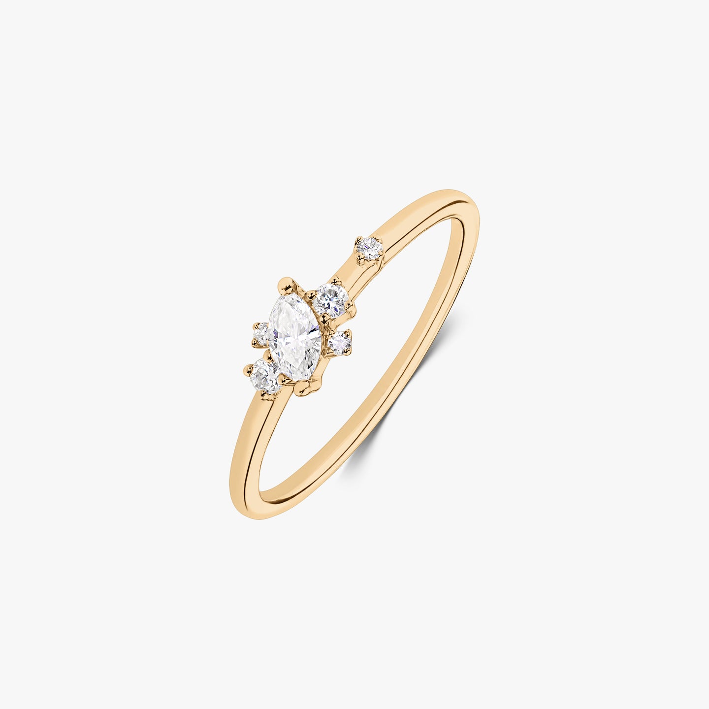 Bague en or jaune 14k avec un diamant central taille marquise, rehaussée de petits diamants ronds sur une monture fine, isolée sur fond blanc.