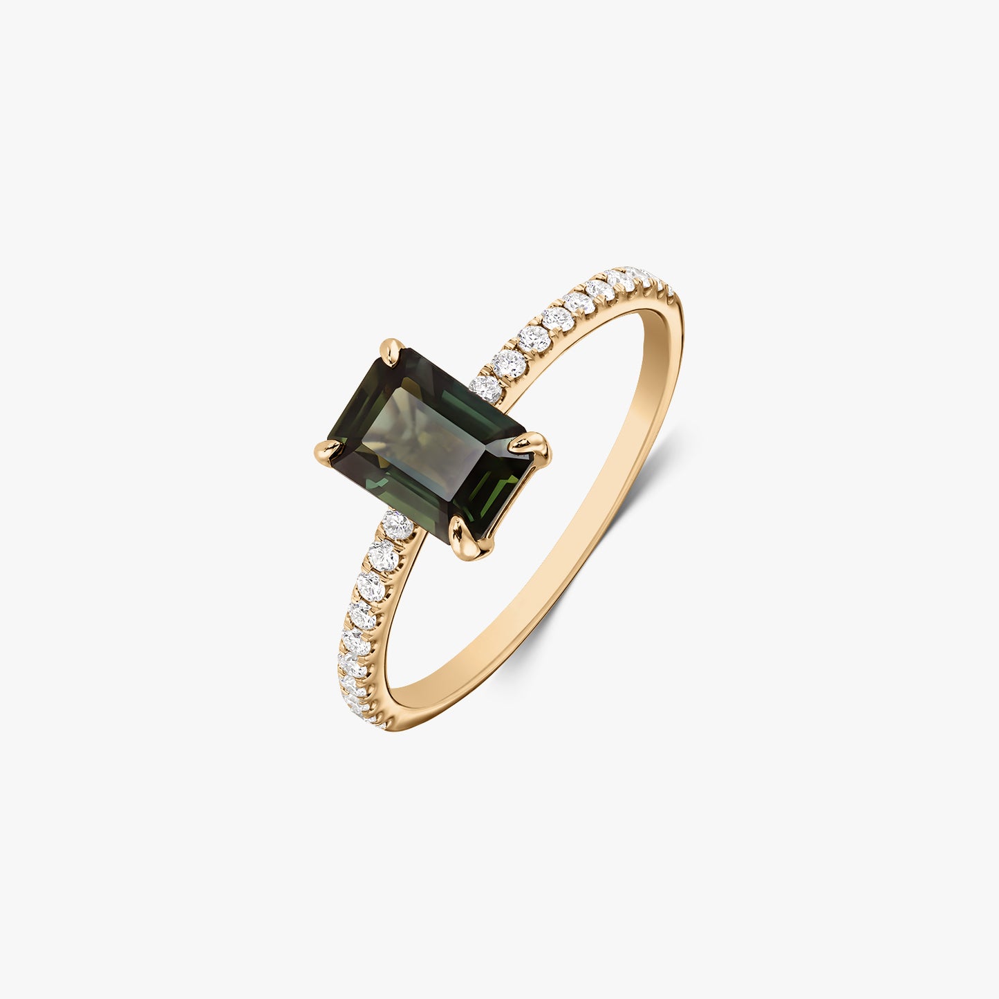 Bague en or jaune 14K avec un saphir vert taille émeraude au centre et un serti pavé de diamants naturels sur l’anneau, isolée sur fond blanc.