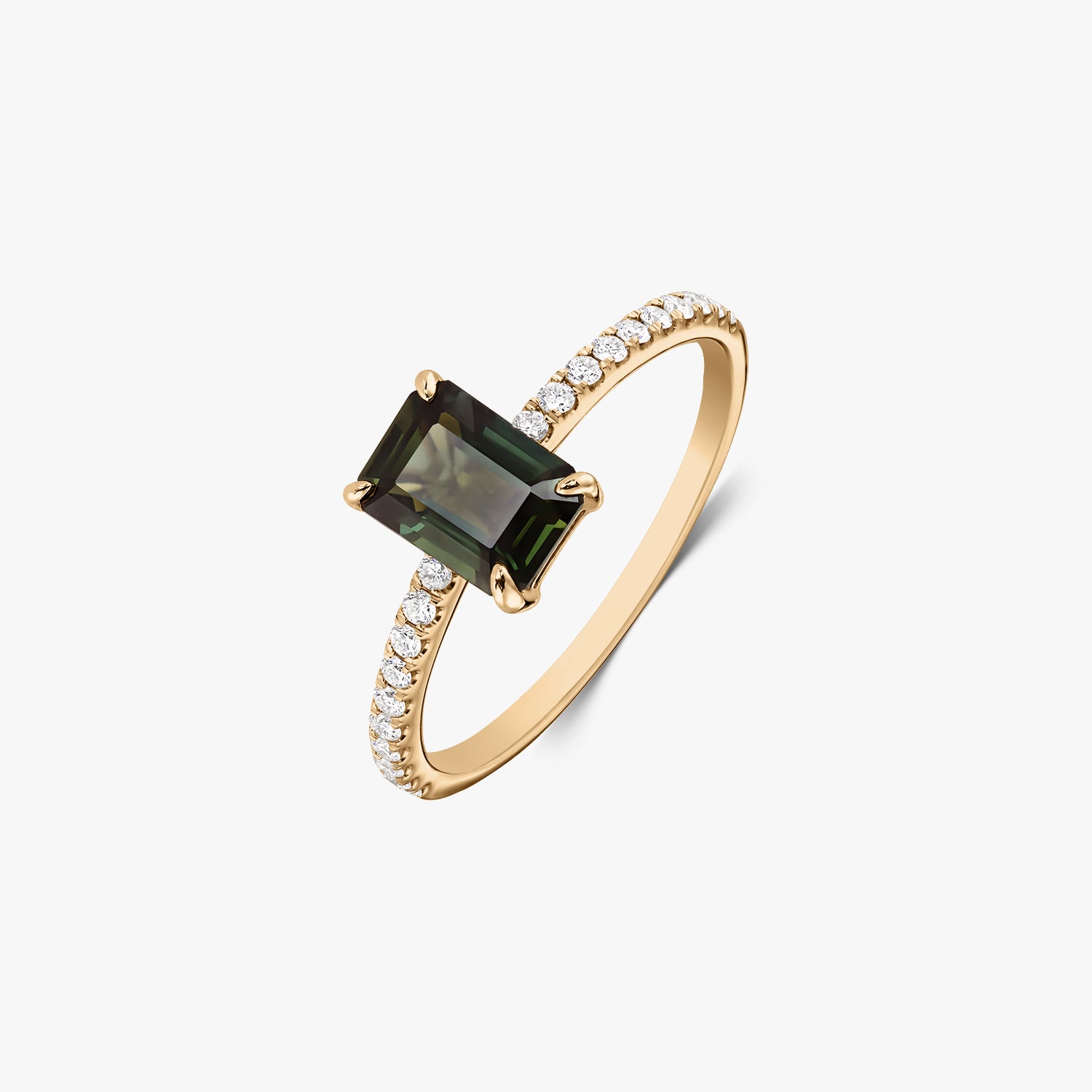 Bague en or jaune 14K avec un saphir vert taille émeraude au centre et un serti pavé de diamants naturels sur l’anneau, isolée sur fond blanc.