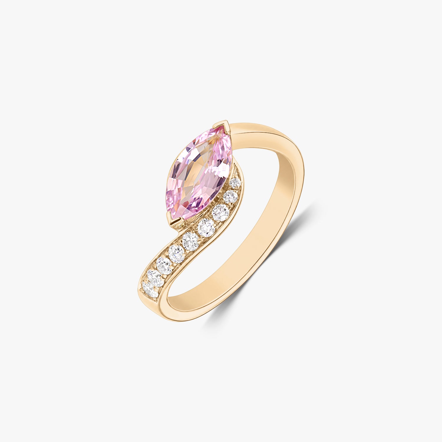 Bague bypass en or jaune 14K avec un saphir rose taille marquise et une rangée de diamants naturels, isolée sur fond blanc.