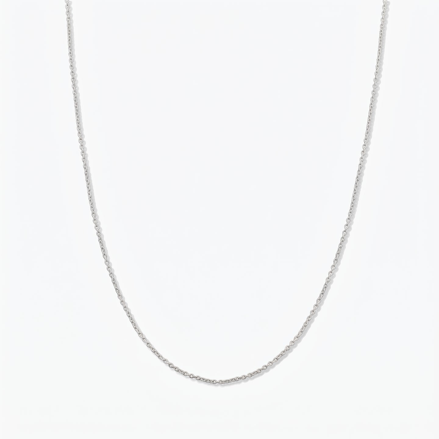 Collier chaîne simple en argent sterling photographié sur fond blanc.