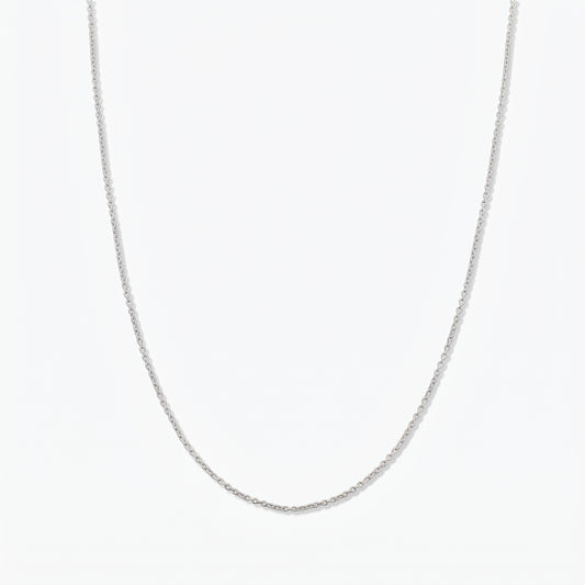 Collier chaîne simple en argent sterling photographié sur fond blanc.