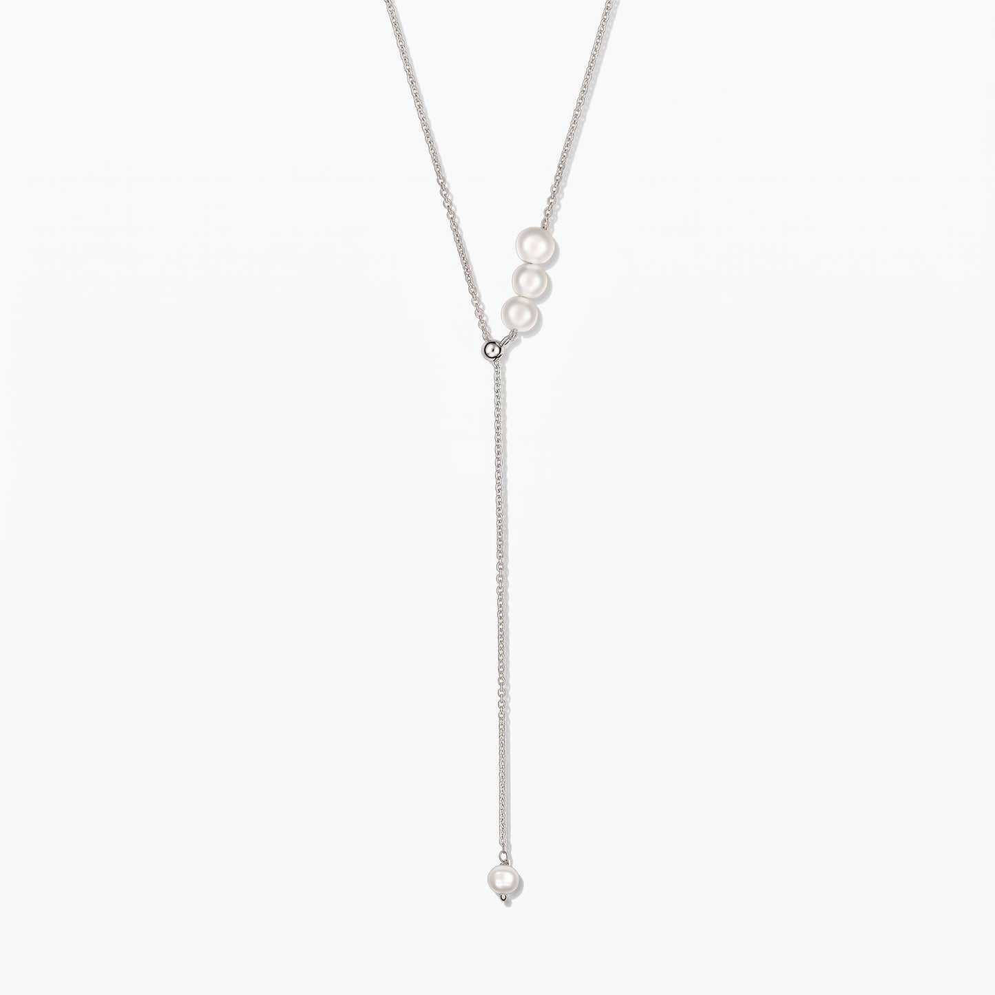 Élégant collier lariat en argent sterling réglable orné de perles de culture blanches, centré sur fond blanc.