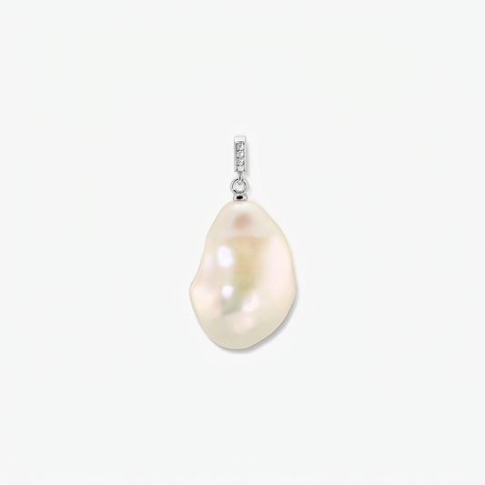 Pendentif à perle baroque en métal rhodié, bélière ornée de zirconias, sur fond blanc épuré, centré.