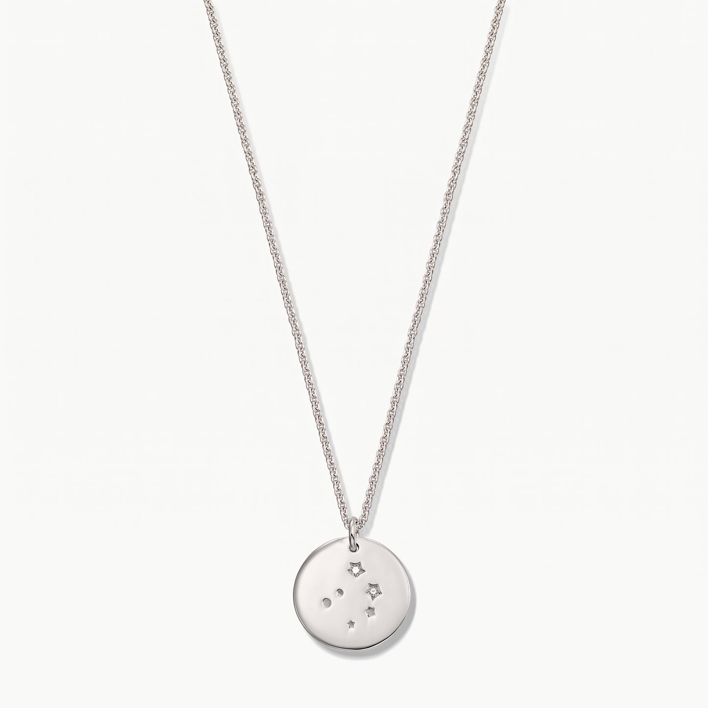 Collier médaillon du zodiaque Balance en argent sterling, rehaussé de saphirs blancs sur une chaîne délicate, photographié sur fond blanc.