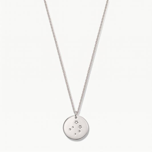 Collier médaillon du zodiaque Balance en argent sterling, rehaussé de saphirs blancs sur une chaîne délicate, photographié sur fond blanc.