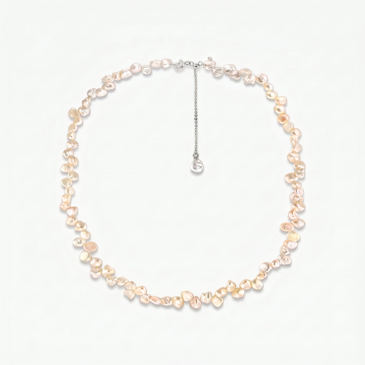 Collier Brielle en argent sterling avec des perles keshi d'eau douce roses et une chaîne d'extension réglable sur fond blanc.