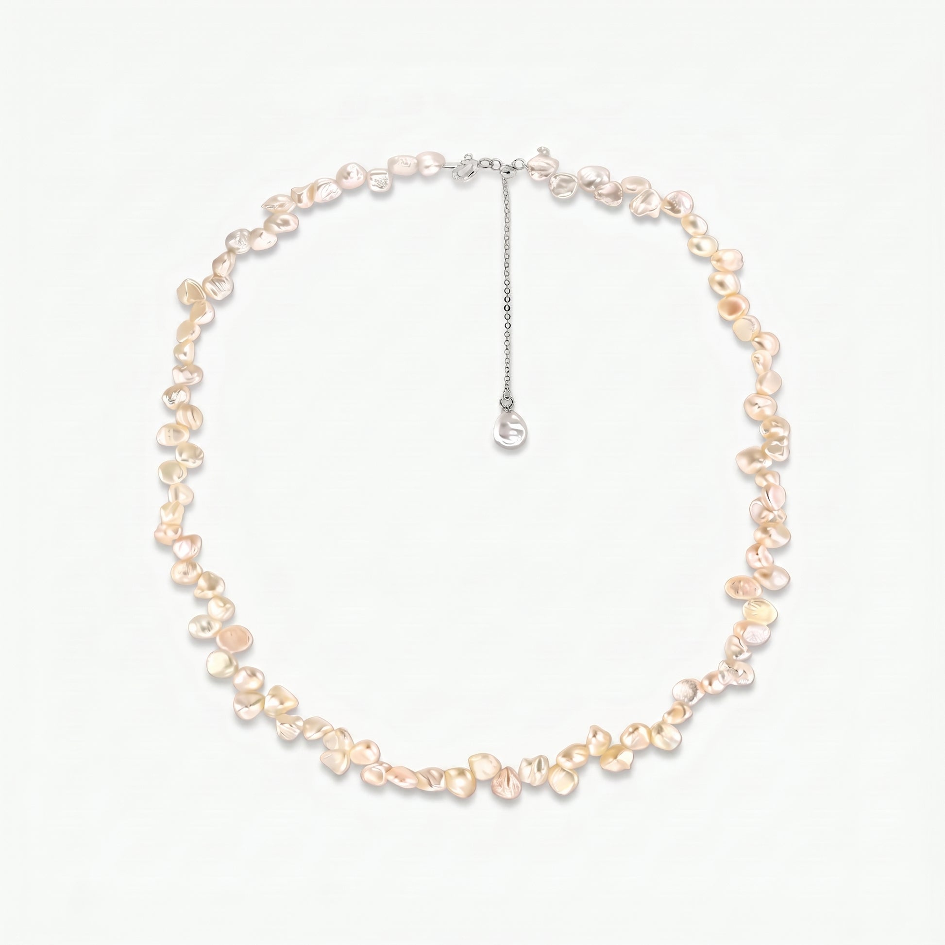 Collier Brielle en argent sterling avec des perles keshi d'eau douce roses et une chaîne d'extension réglable sur fond blanc.