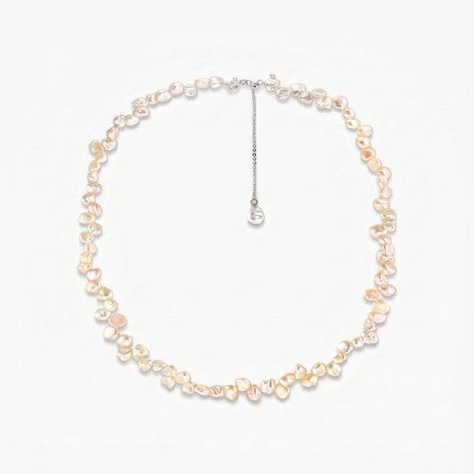 Collier Brielle en argent sterling avec des perles keshi d'eau douce roses et une chaîne d'extension réglable sur fond blanc.