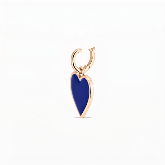 Pendentif en forme de cœur bleu avec un cadre métallique poli et un anneau sur fond blanc.