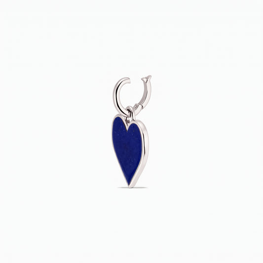 Pendentif cœur en argent avec incrustation bleu profond sur une petite bélière ronde, isolé sur fond blanc.