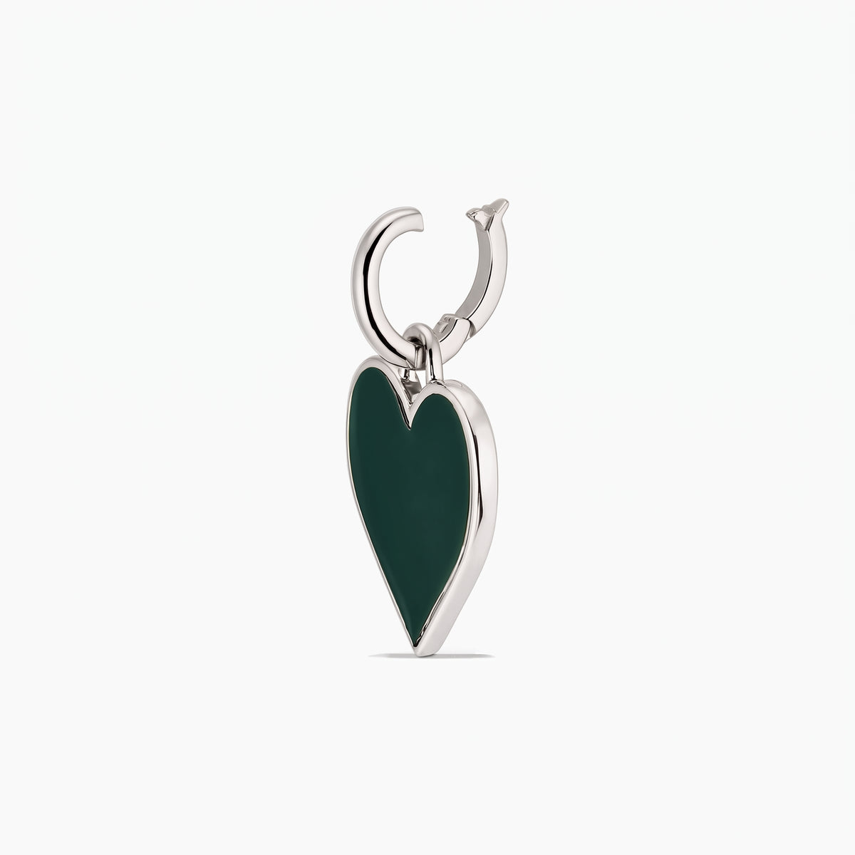 Pendentif cœur en argent avec incrustation vert foncé sur bélière anneau, isolé sur fond blanc.
