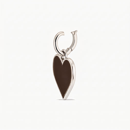Pendentif cœur en argent sterling plaqué rhodium avec un centre brun brillant et une bélière en anneau, isolé sur fond blanc.