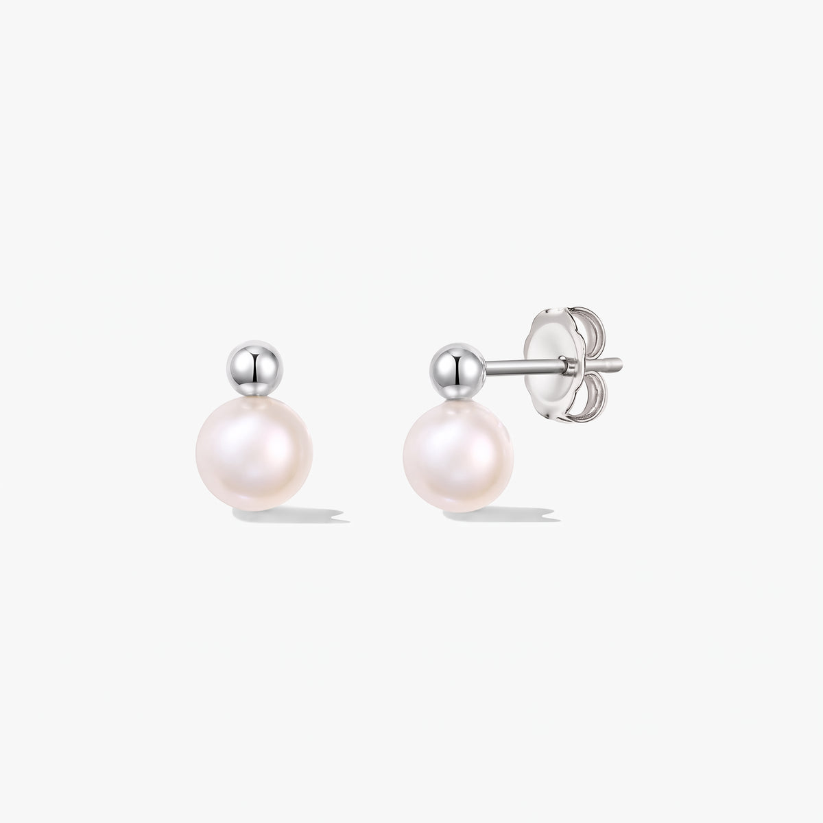 Paire de boucles d’oreilles puces Avery en argent sterling avec perles de culture rondes et fermoirs papillon, sur fond blanc.