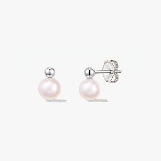 Paire de boucles d’oreilles puces Avery en argent sterling avec perles de culture rondes et fermoirs papillon, sur fond blanc.
