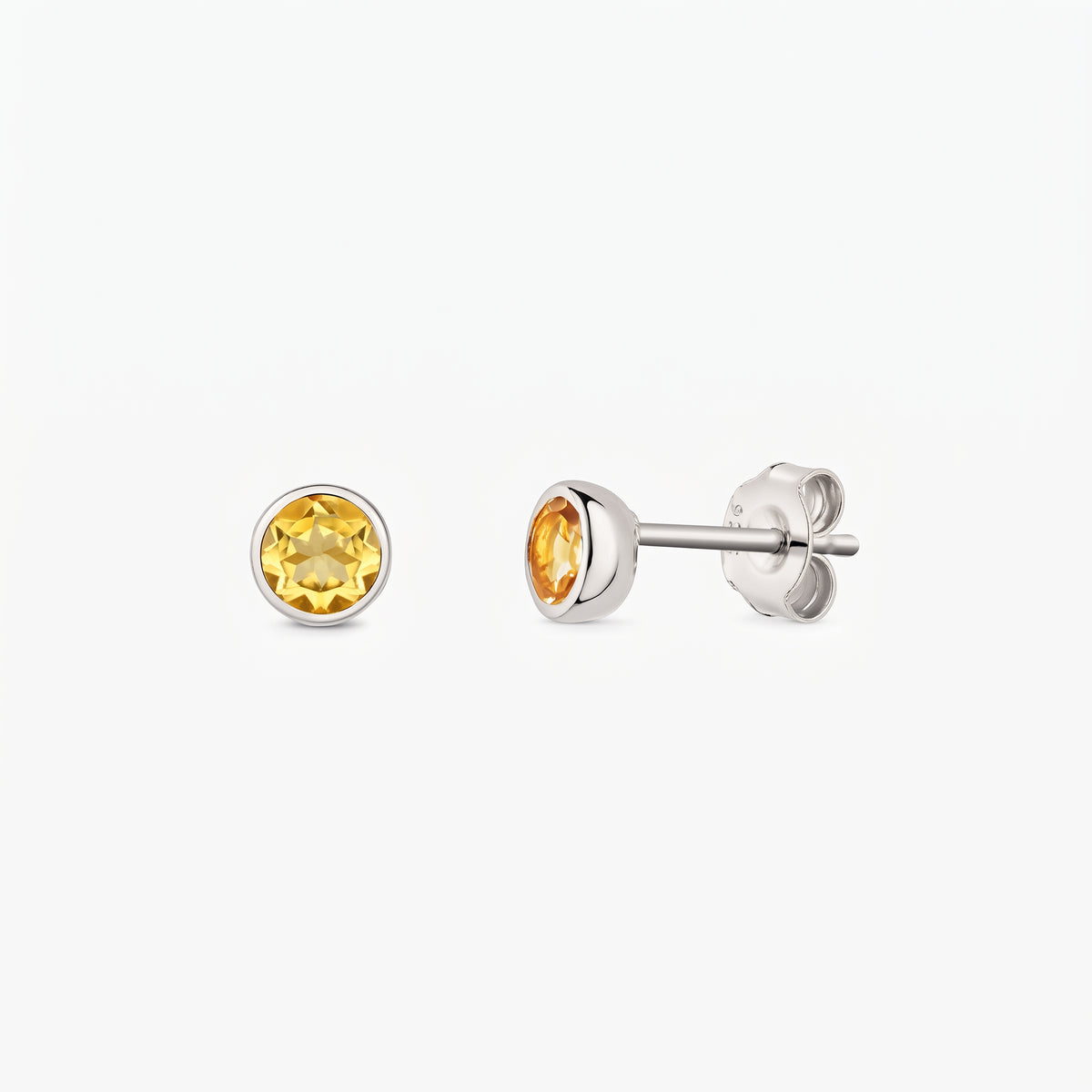 Clous d’oreilles en argent avec pierres de naissance en citrine rondes sur fond blanc, présentés de face et de profil avec fermoirs papillon.