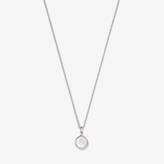 Collier en argent sterling avec un pendentif en pierre de lune ronde sertie en bezel sur une fine chaîne, photographié sur un fond blanc.