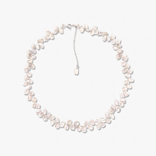 Collier en argent sterling orné de perles blanches baroques irrégulières, disposées en cercle sur un fond blanc avec une chaîne réglable et un pendentif perle suspendu.