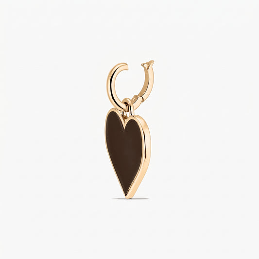 Pendentif en forme de cœur marron avec un cadre en métal poli et un anneau, isolé sur fond blanc.