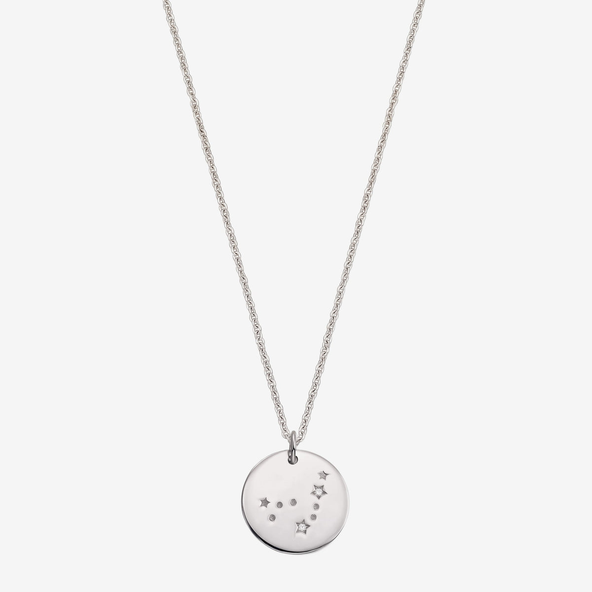 Collier pendentif disque zodiaque Capricorne en argent sterling 925 délicat avec accents de saphir blanc, photographié sur fond blanc.