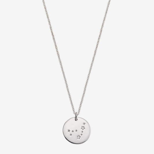 Collier pendentif disque zodiaque Capricorne en argent sterling 925 délicat avec accents de saphir blanc, photographié sur fond blanc.