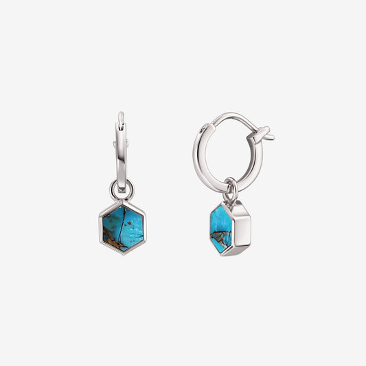Vues de face et de profil des boucles d'oreilles Charlotte Argent : créoles huggie en argent sterling 925 avec pendentifs en pierre de cuivre turquoise hexagonale sur fond blanc.