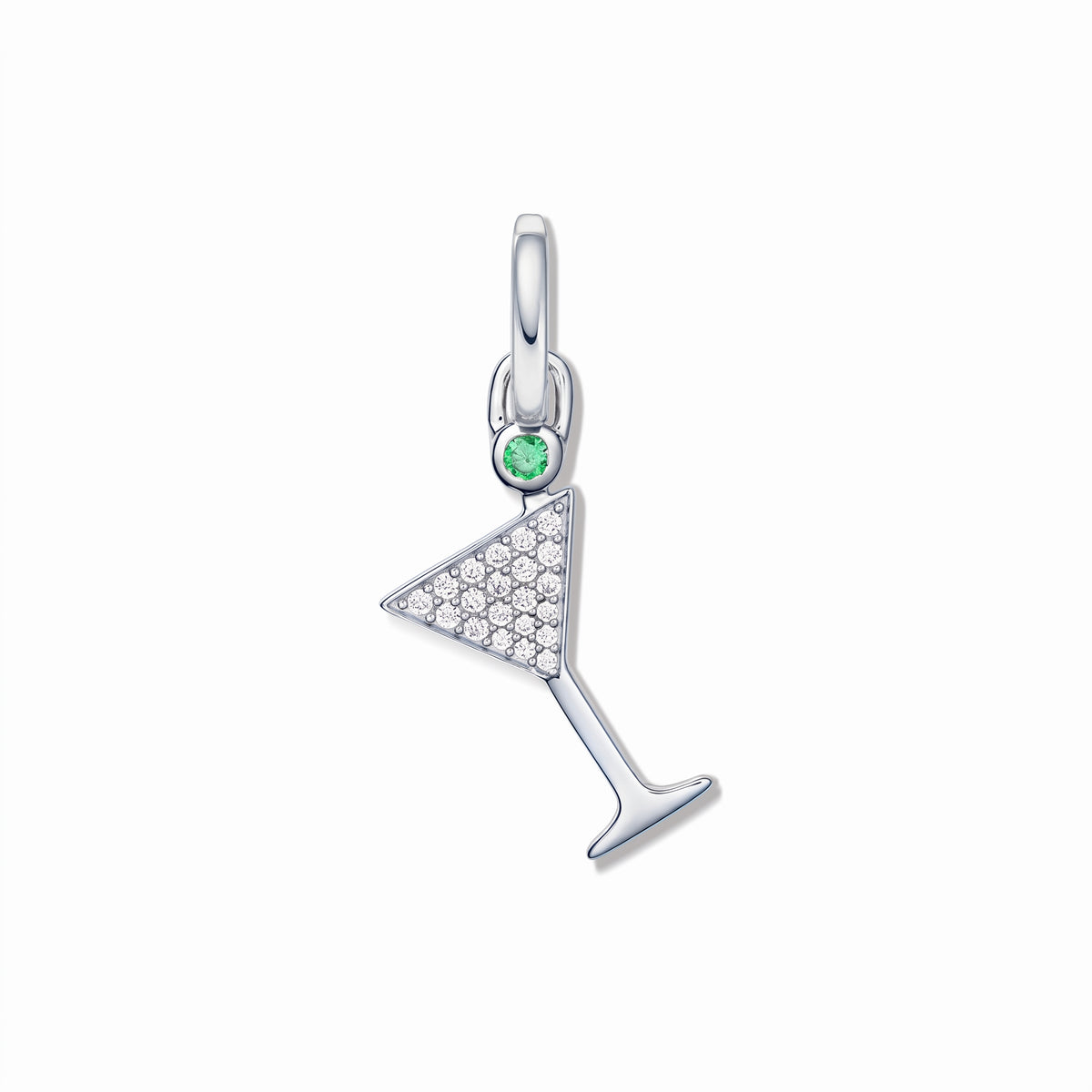 Pendentif en forme de verre à martini en argent avec pavé de zirconia blanc et un petit accent de pierre verte, isolé sur fond blanc.