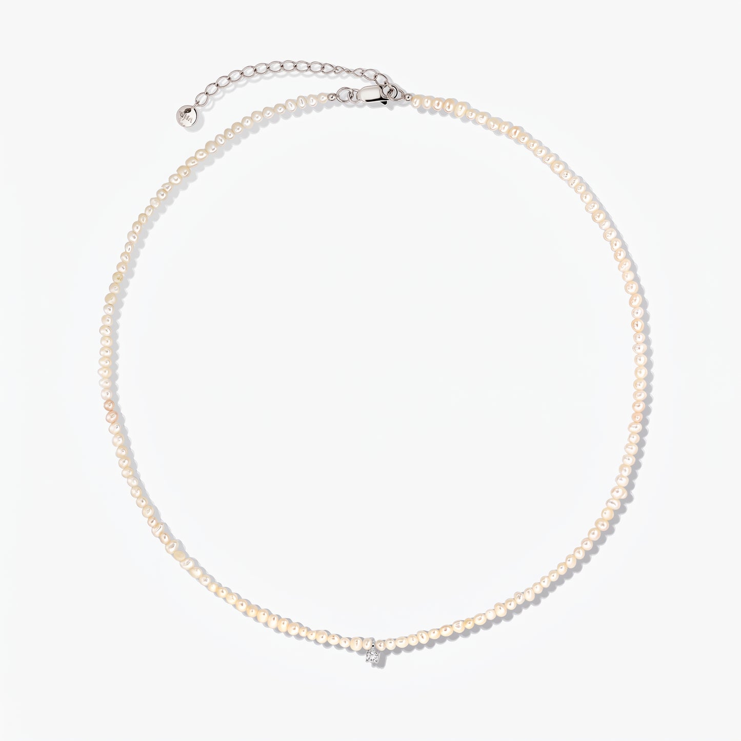 Élégant collier en argent Fairy avec de petites perles de culture et une chaîne d’extension réglable, photographié sur fond blanc.