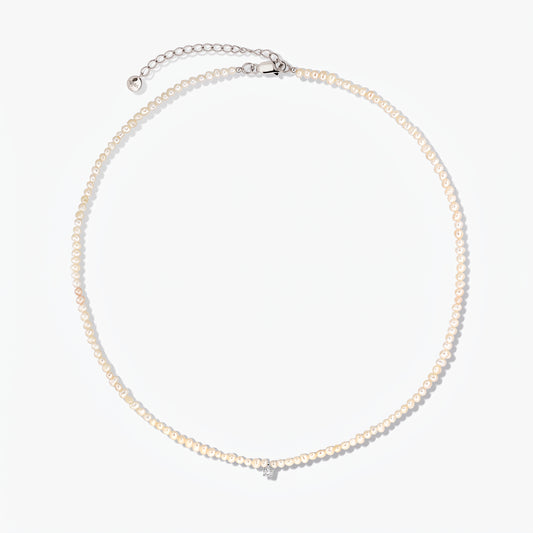 Élégant collier en argent Fairy avec de petites perles de culture et une chaîne d’extension réglable, photographié sur fond blanc.