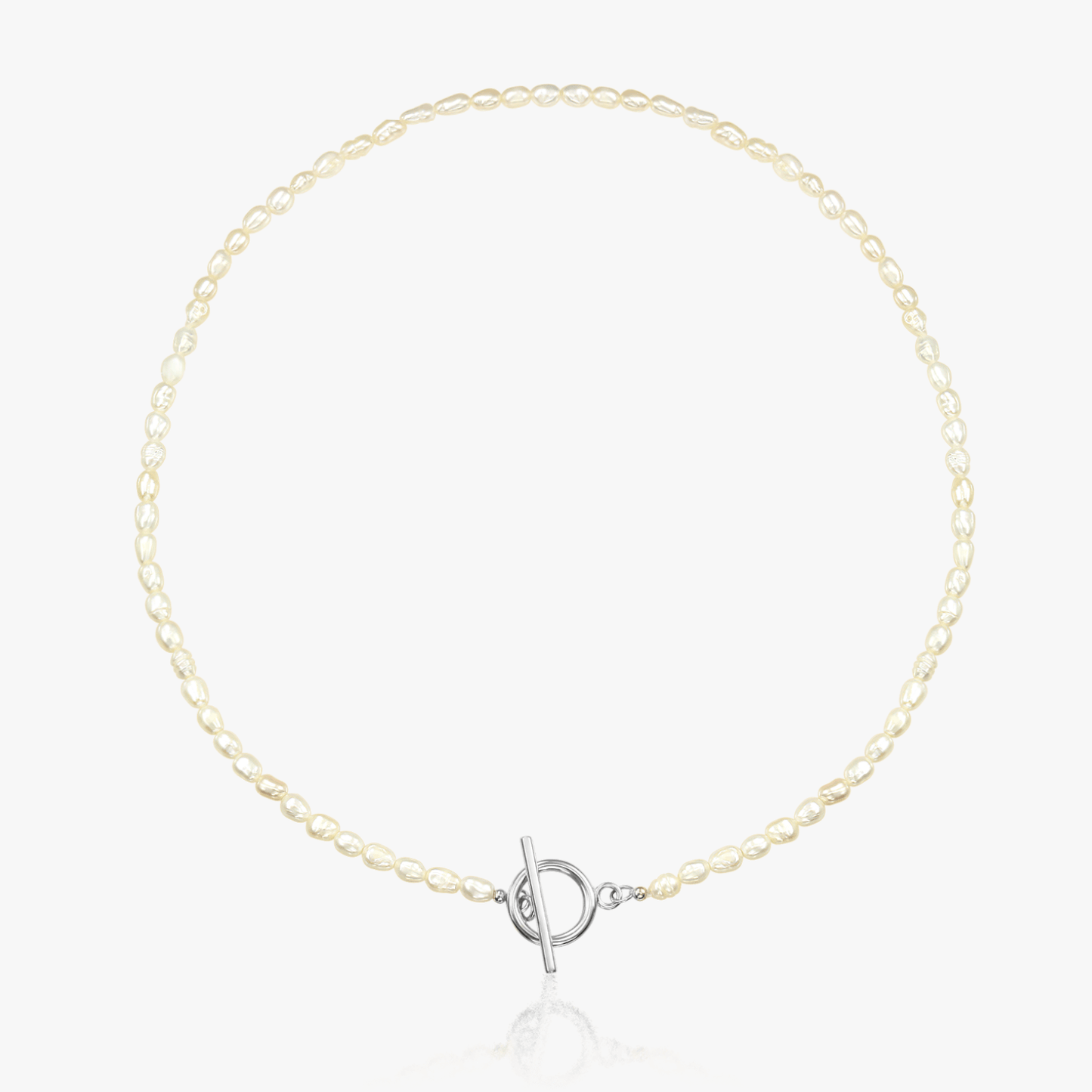 Collier en argent avec perles naturelles et fermoir à bascule sur fond blanc.