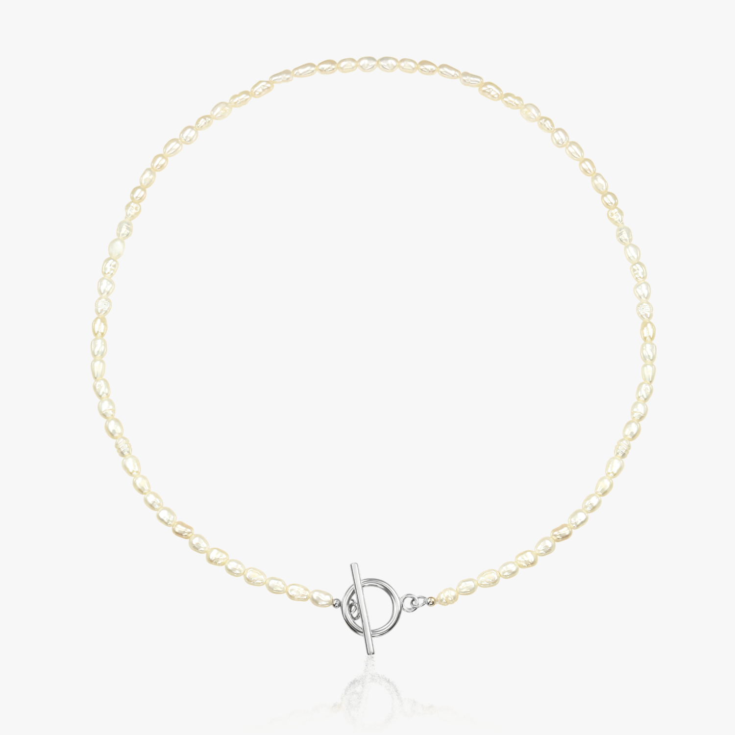 Collier en argent avec perles naturelles et fermoir à bascule sur fond blanc.