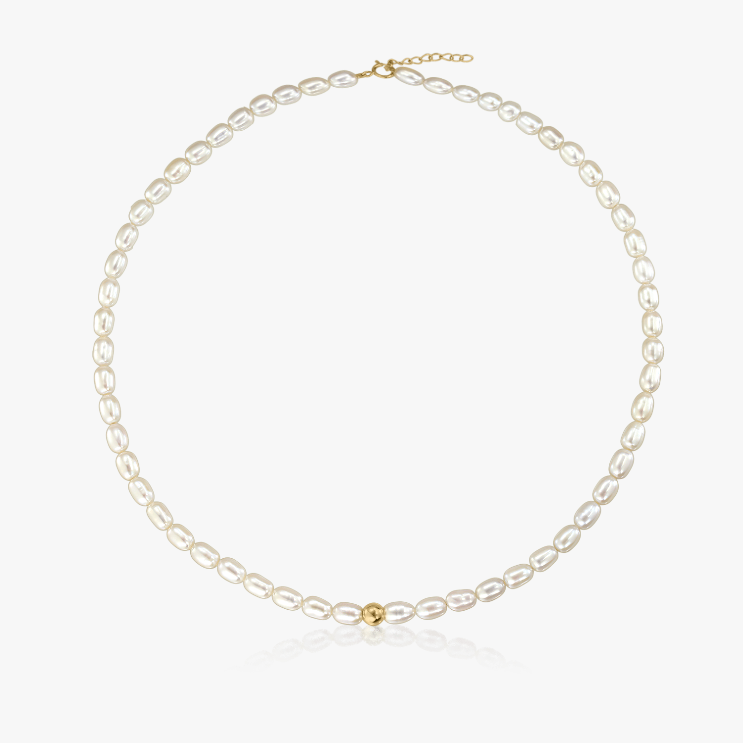 Élégant collier de perles avec fermoir en or sur fond blanc