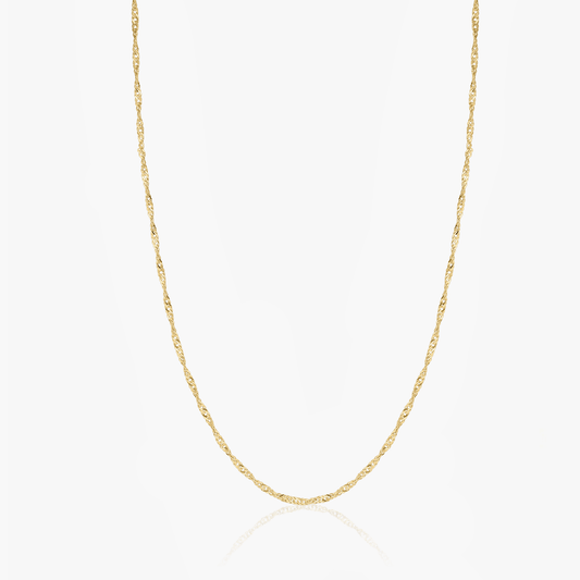 Chaîne en argent maille Singapour plaquée or sur fond blanc