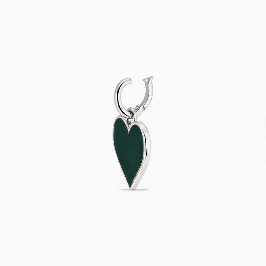 Pendentif cœur en argent sterling plaqué rhodium avec un incrustation vert foncé, isolé sur fond blanc.