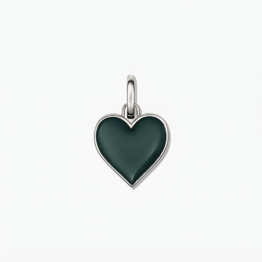 Pendentif cœur en argent sterling avec incrustation vert foncé brillante sur fond blanc.