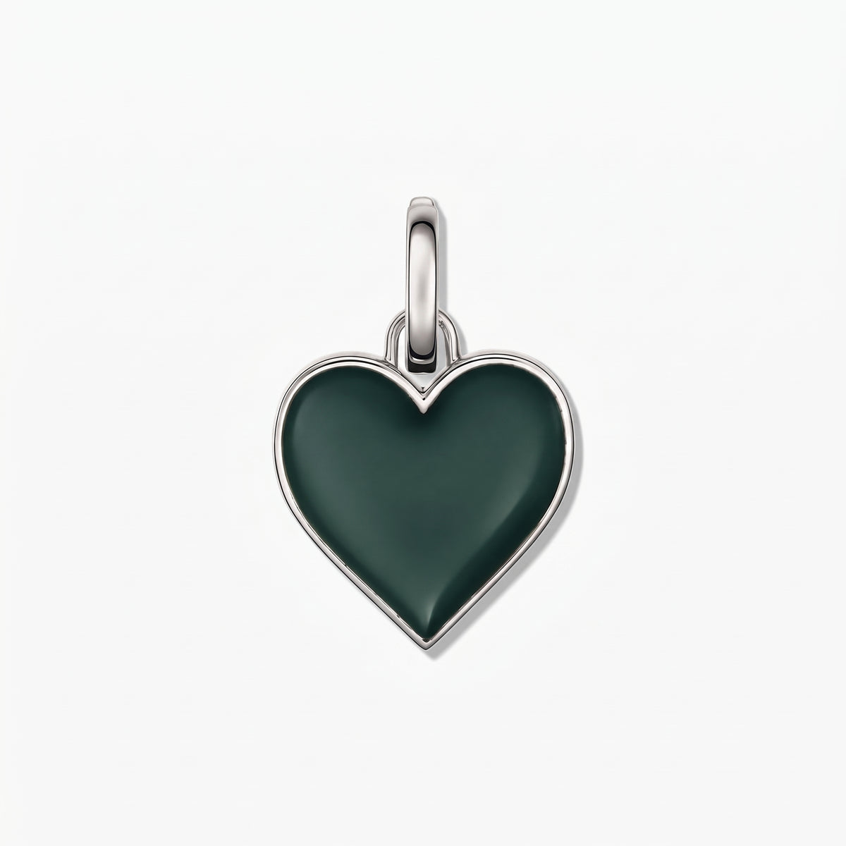 Pendentif cœur en argent 925 plaqué rhodium avec incrustation vert profond, centré sur un fond blanc.