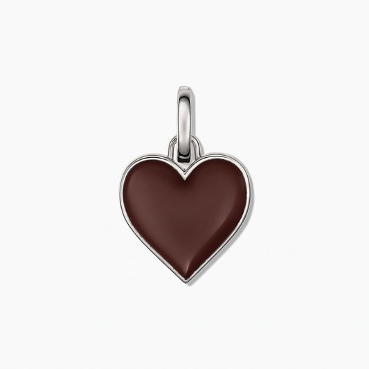Pendentif cœur en argent sterling avec centre émail brun brillant sur fond blanc.