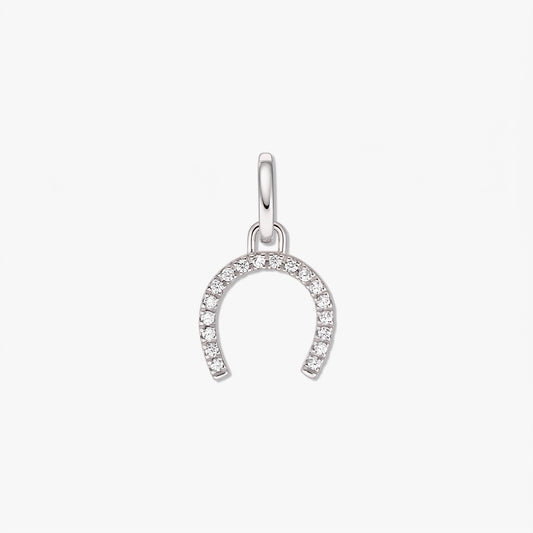 Pendentif fer à cheval en argent sterling avec pavé de zircone claire, isolé sur fond blanc.