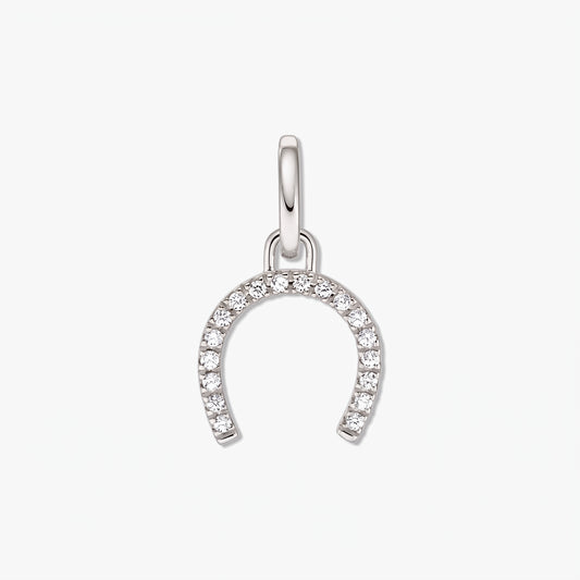 Pendentif fer à cheval en argent sterling serti de pierres de zirconium blanches sur fond blanc.