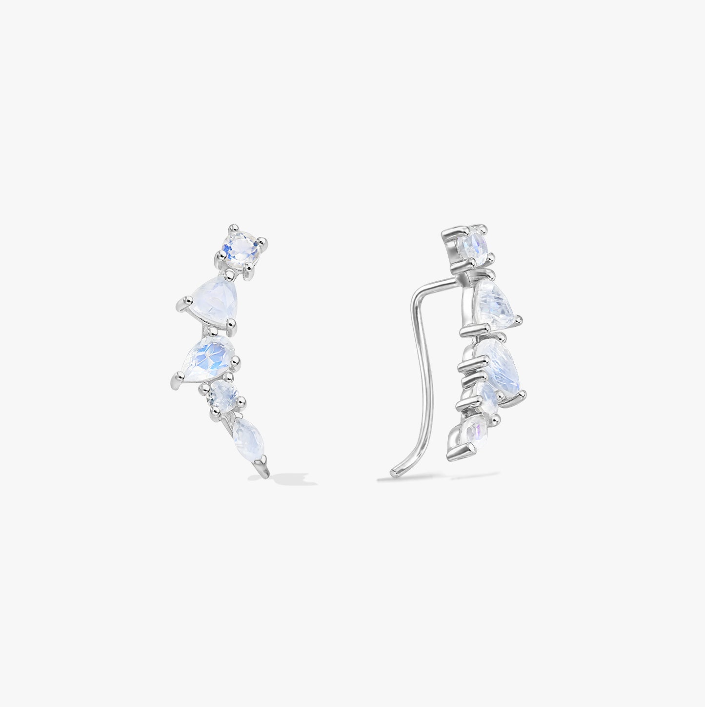 Paire de boucles d’oreilles montantes en argent sterling avec pierre de lune, vues de face et de côté sur fond blanc.