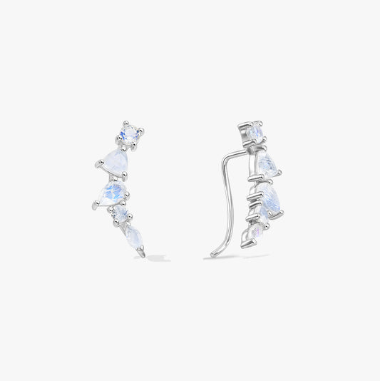 Paire de boucles d’oreilles montantes en argent sterling avec pierre de lune, vues de face et de côté sur fond blanc.