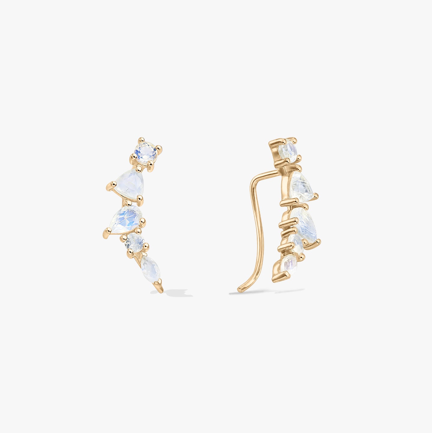 Paire de boucles d’oreilles grimpantes type manchette en argent 925 ton or avec pierres de lune, sur fond blanc, vues de face et de côté, pierres à tailles mixtes.