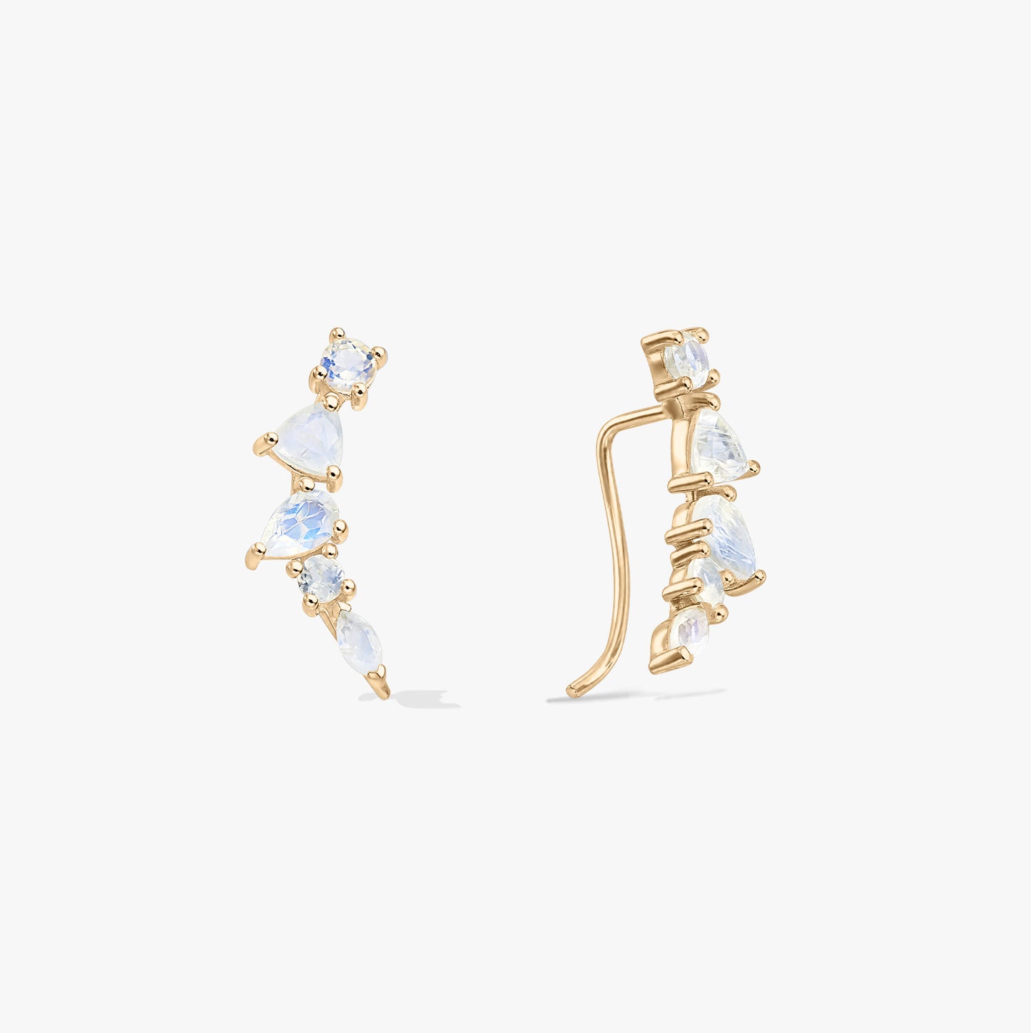 Paire de boucles d’oreilles grimpantes type manchette en argent 925 ton or avec pierres de lune, sur fond blanc, vues de face et de côté, pierres à tailles mixtes.