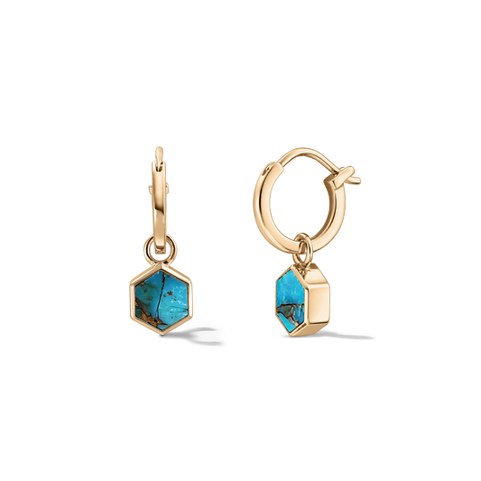 Paire de petites boucles d'oreilles créoles en argent 925 ton or avec breloques hexagonales en pierre turquoise Blue Copper sur un fond propre et transparent.