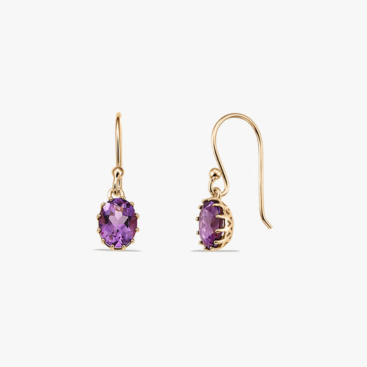 Paire de boucles d'oreilles pendantes en argent sterling plaqué or avec pierres d'améthyste ovales facettées, vues de face et de côté sur fond blanc.