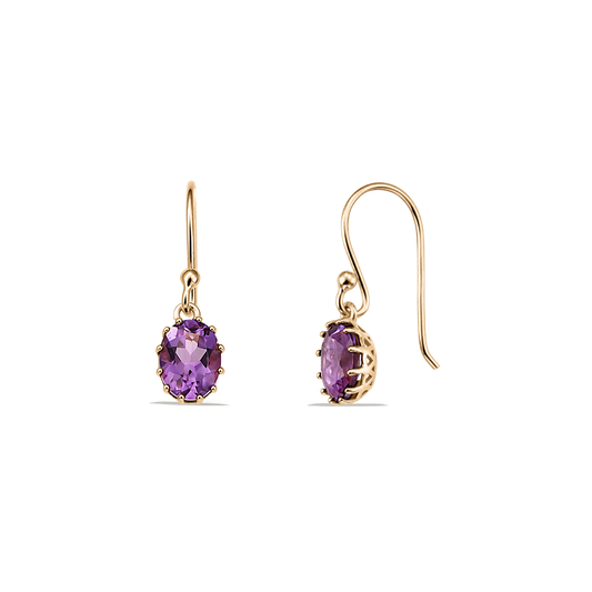 Vues de face et de côté de boucles d'oreilles pendantes en argent sterling plaqué or avec pierres d'améthyste ovales facettées sur crochets, isolées sur fond transparent.