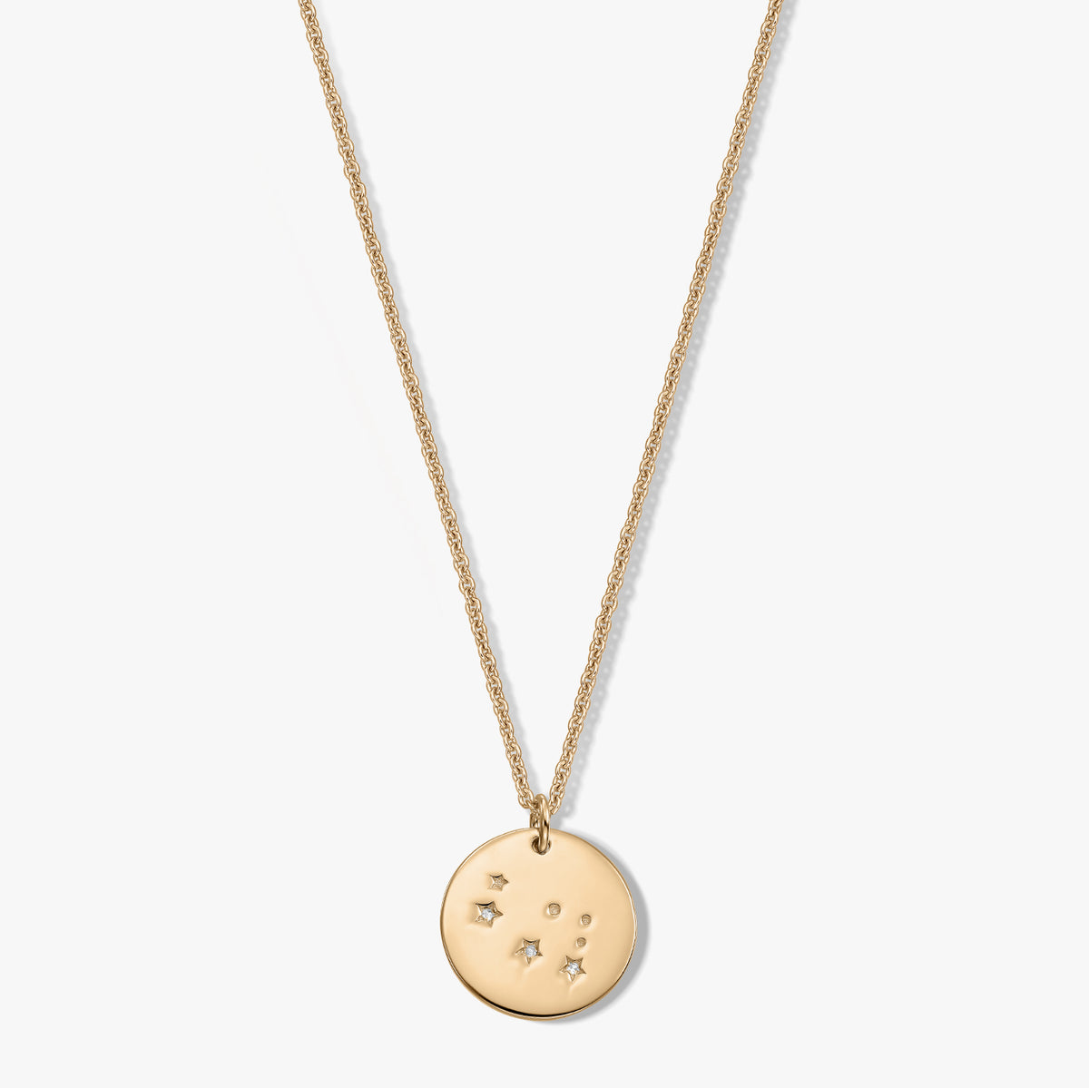 Collier fin en argent sterling avec pendentif médaille du zodiaque Gémeaux, orné d’un saphir blanc, sur fond blanc.