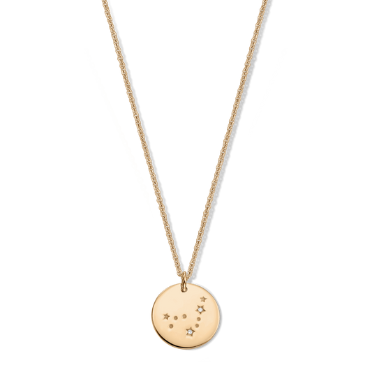 Collier zodiaque en argent 925 doré avec un pendentif rond de la constellation du Capricorne orné de petits accents en saphir blanc, isolé sur fond transparent.